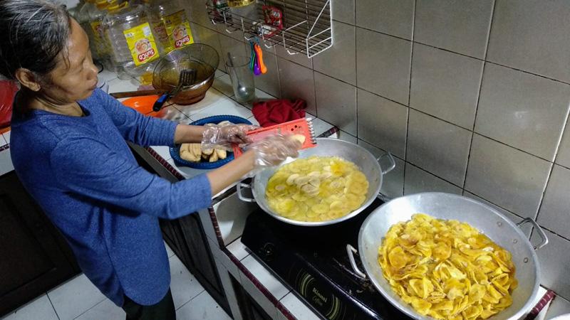 Kisah Sumarni, Bisnis Travel Terpuruk akibat Pandemi, Kini Sukses Usaha Keripik Pisang