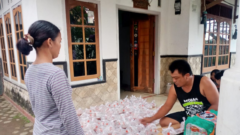 Berkah Ramadhan, Pengusaha Muda Cirebon Ini 16 Tahun Rutin Bagikan Takjil ke Warga