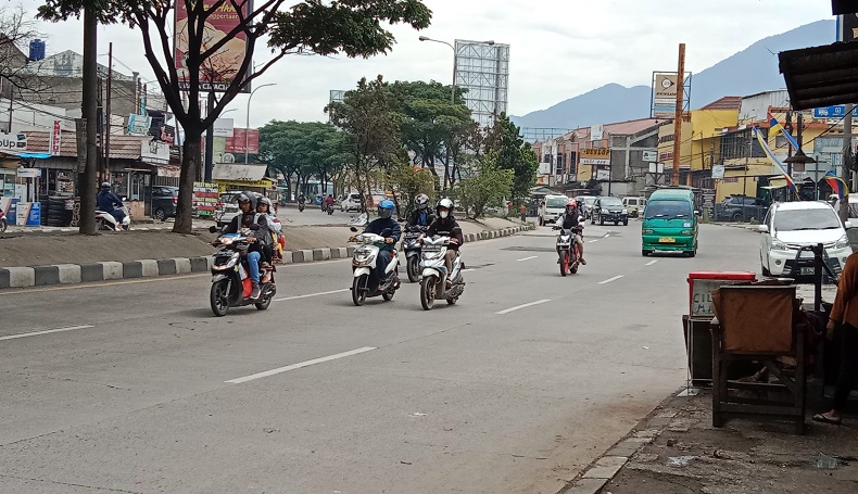 Pemudik Motor Padati Jalur Selatan Jawa Barat, Bawa Barang di Depan dan Belakang