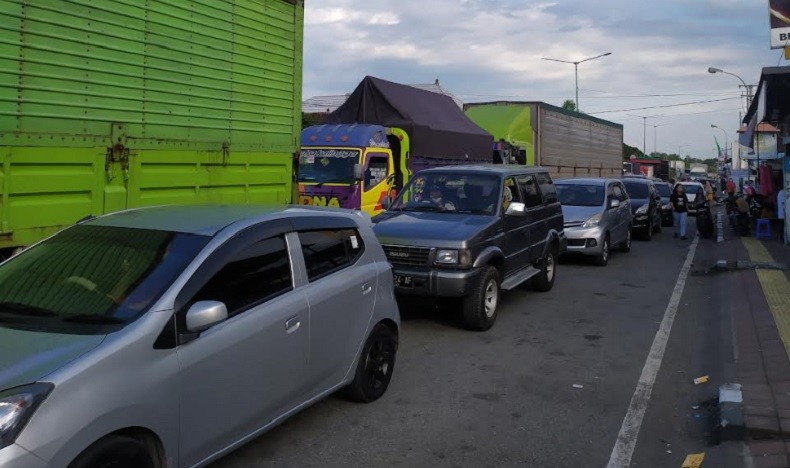 Antrean Mengular di Pelabuhan Gilimanuk, Tunggu 8 Jam Baru Bisa Masuk Kapal