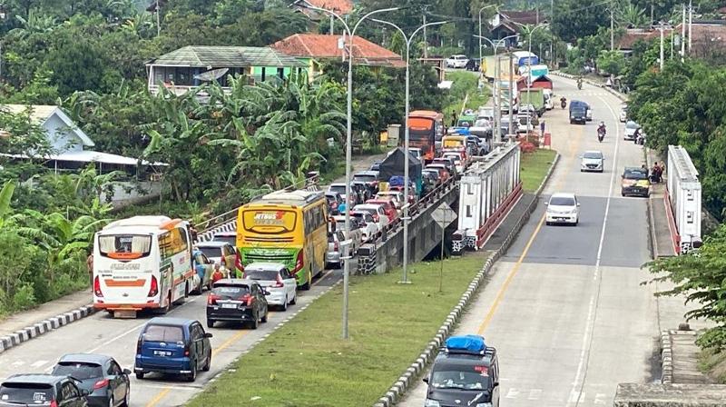 Jalur Tegal-Purwokerto Macet Parah, Antrean Kendaraan Pemudik hingga 10 Km
