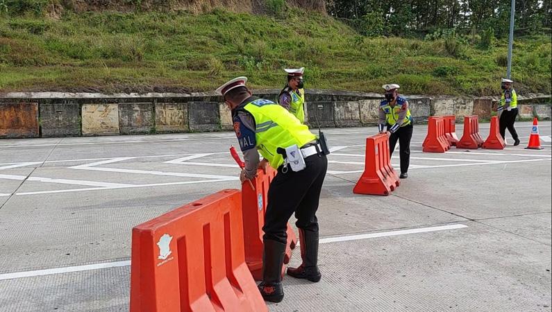  One Way Diberlakukan, Polisi Tutup 3 Exit Tol di Kendal dengan Memasang Barikade