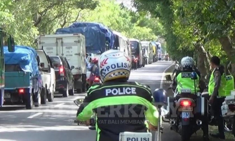 Macet Menuju Pelabuhan Gilimanuk Makin Parah, Pemudik Pasrah Terjebak Antrean 10 Km