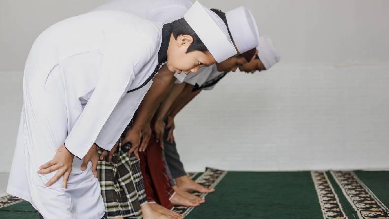 Cara Sholat Idul Fitri Sendirian, Lengkap dengan Bacaan Niatnya