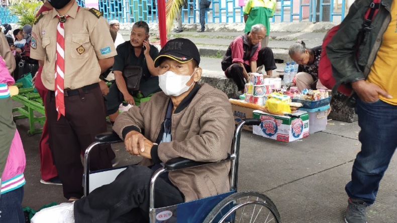 Meski Pakai Kursi Roda, Warga Depok Ini Tetap Semangat Berangkat Mudik