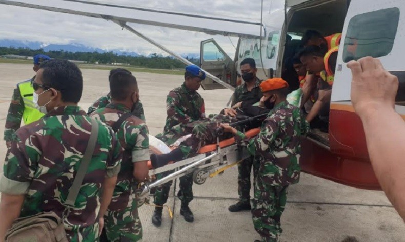 Prajurit TNI Korban Penembakan KKB Tiba di Bandara Langsung Dibawa ke RSUD Mimika