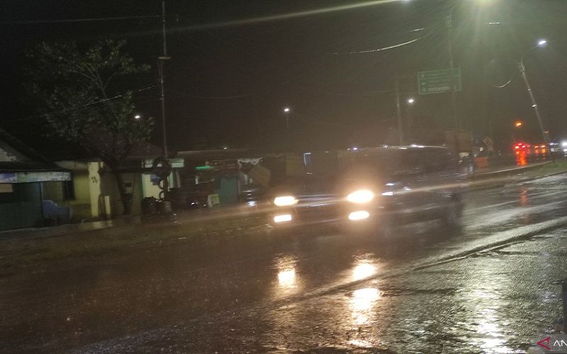 Turun Hujan, Pemudik Diimbau Waspada Jalan Licin di Palembang 