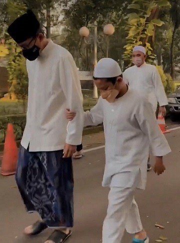 Rayakan Lebaran, Sandiaga Uno Ajak Anak Silaturahmi ke Tetangga 