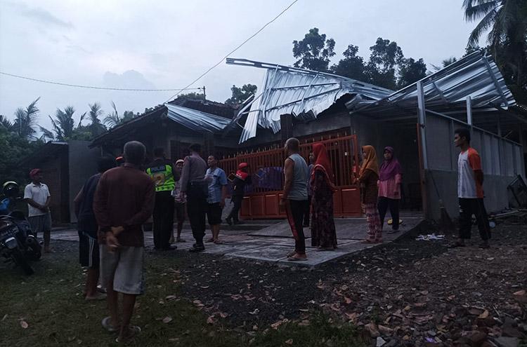 Angin Kencang Landa Kulonprogo Akibatkan Rumah Warga Rusak 