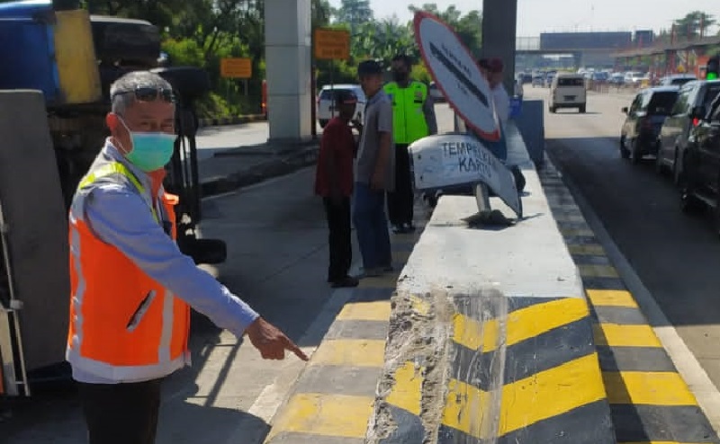 Rem Blong, Truk Tabrak Gardu Tol dan 2 Kendaraan di Cikupa Tangerang