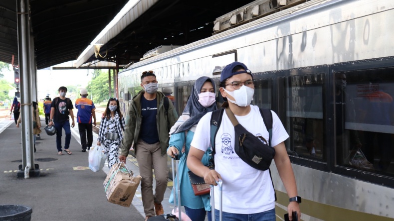 Catat! Penumpang Kereta Api Jarak Jauh yang Belum Divaksin Booster Wajib Tes Covid-19