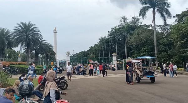Masih Ditutup, Wisatawan Pilih Selfie di Luar Monas pada Hari Ketiga Lebaran
