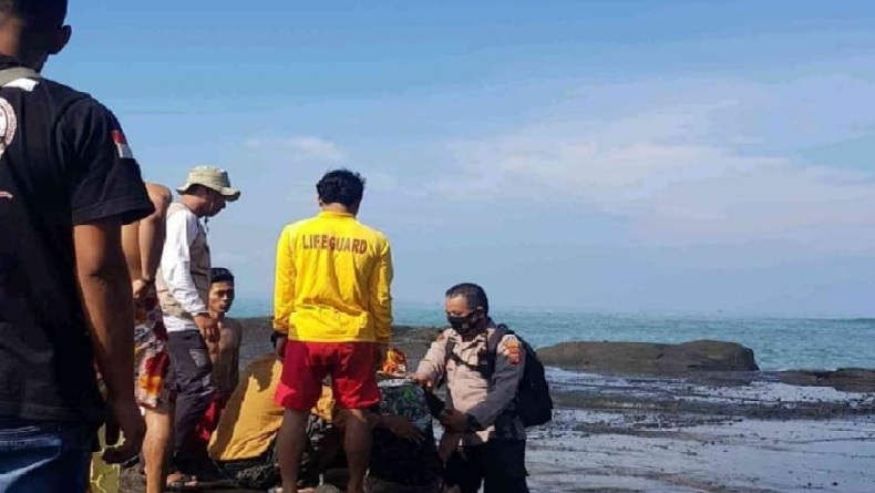 Asyik Selfie, Wisatawan asal Bandung Tersapu Ombak Pantai Karanghawu Sukabumi