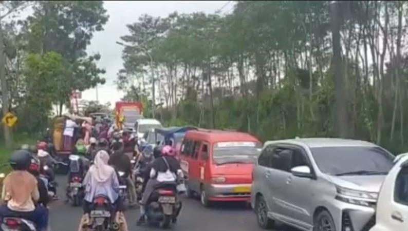 Jalur Wisata Guci Tegal Macet Parah, Kendaraan Pemudik Antre hingga 4 Jam