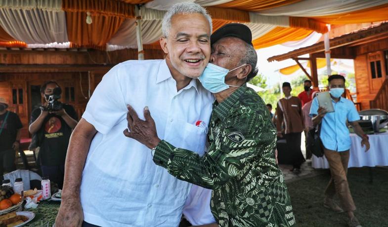 Momen Bahagia Ganjar Dipeluk Guru Semasa SD yang Sempat Dikabarkan Meninggal