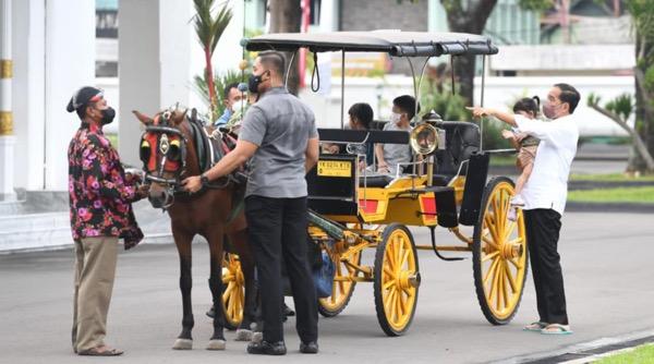 Sapa Masyarakat Jogja, Jokowi Keliling Naik Delman Bareng Cucu