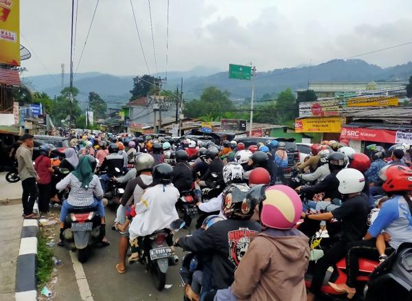 Macet Parah! Mobil dan Motor Padati Kawasan Gunung Mas