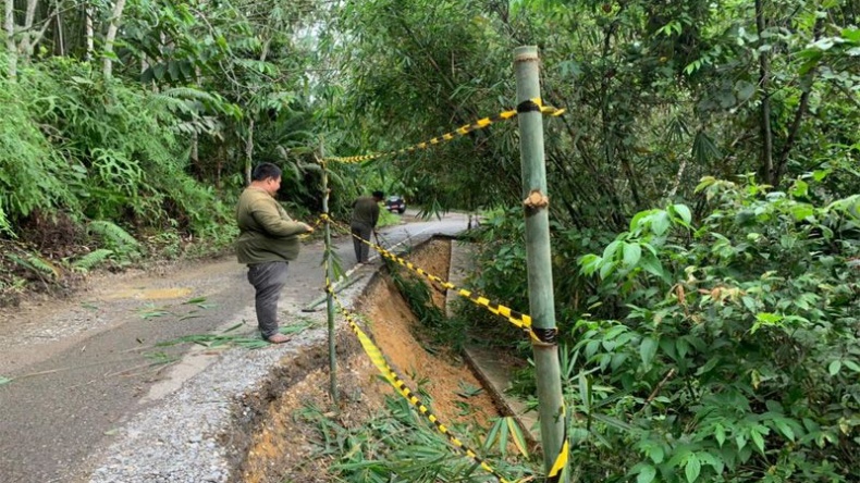 Diguyur Hujan, Ruas Jalan Muara Taweh-Desa Lemo Longsor
