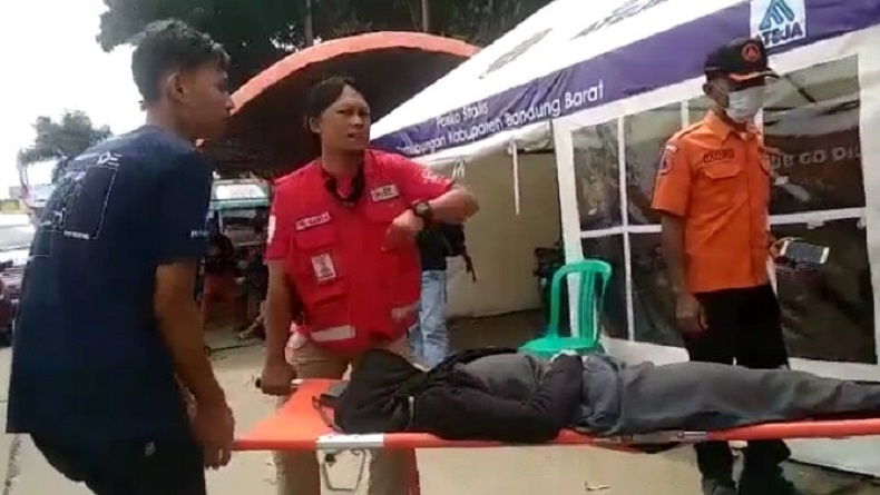 Kelelahan, Pemudik dari Cianjur Menuju Garut Pingsan Dalam Bus di Simpang Padalarang