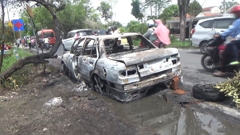 Mobil Pemudik Tiba-Tiba Terbakar di Jalan Raya Jombang, Penumpang Syok