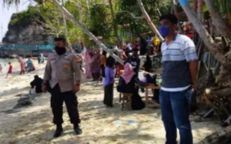 Liburan Lebaran, Kawasan Wisata Pantai Majene Diserbu Warga