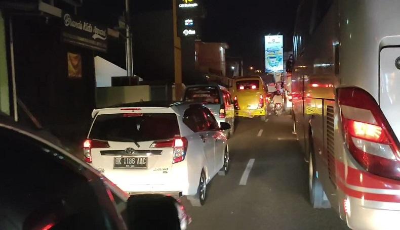Imbas One Way, Jalur Pantura Cirebon Macet Parah, Kendaraan Antre 14 Km