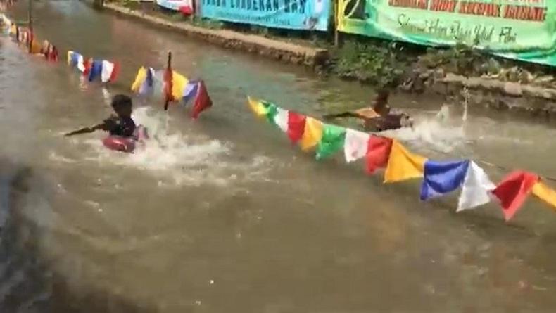 Seru, Warga di Batang Lomba Balapan dengan Pelampung Ban 