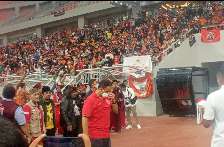 Anies Ulang Tahun ke-53, The Jakmania Nyanyikan Lagu Panjang Umur di JIS