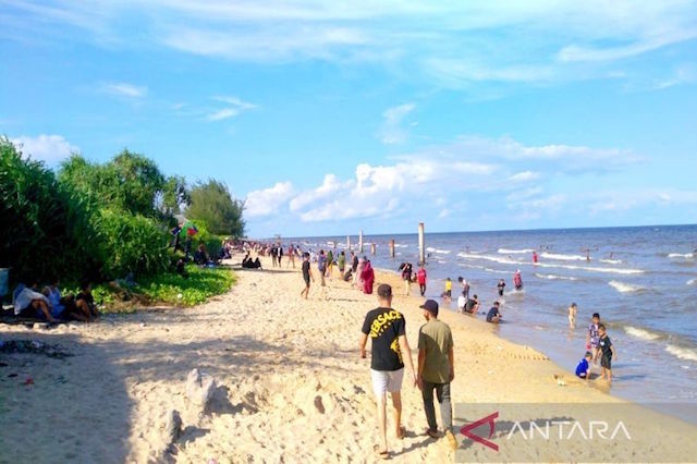 Sampah di Pantai Ujung Pandaran Disorot Anggota Dewan