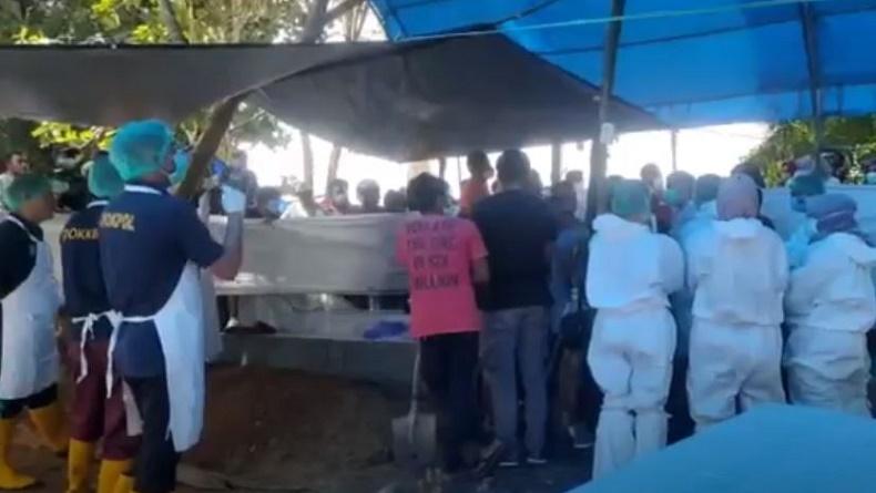 Polisi Bongkar Makam Tahanan Tewas di Muna, Disaksikan Ratusan Keluarga Almarhum