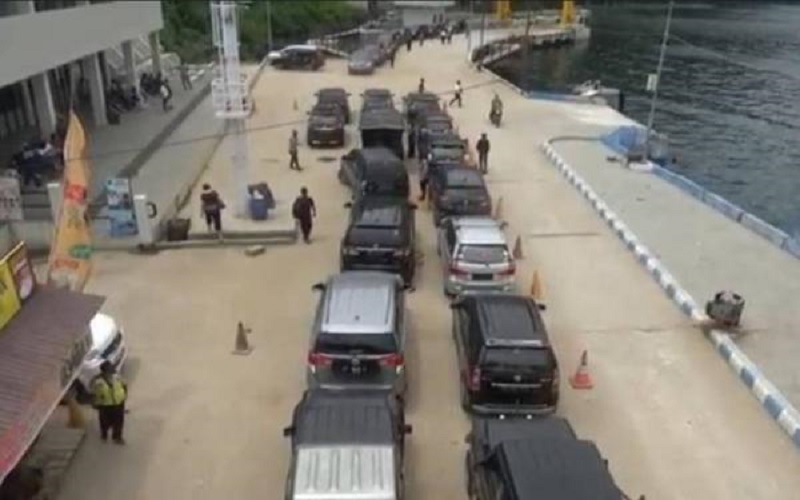 Libur Lebaran, Ribuan Pengunjung Pulau Samosir Rela Antre 5 Jam di Pelabuhan