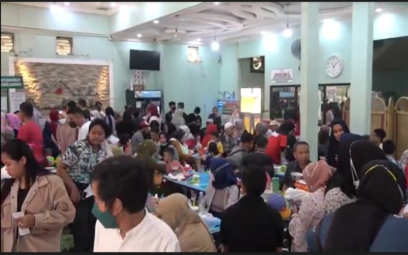 Pemudik Serbu Sentra Pempek 26 Ilir Palembang, Sebagian Kecewa karena Kehabisan 