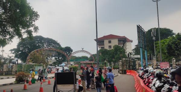 Ragunan Banjir Pengunjung di Libur Kenaikan Isa Almasih, Antrean Kendaraan Capai 1,5 Km