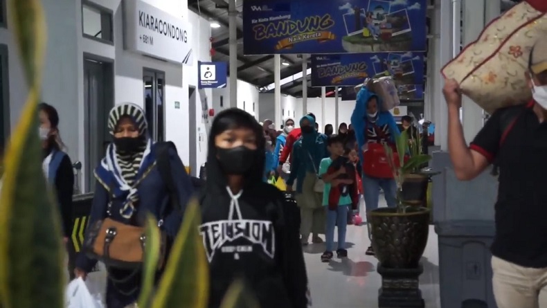 Ribuan Pemudik Kembali ke Kota Bandung Padati Stasiun Kiaracondong
