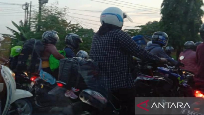 Arus Balik Ribuan Kendaraan Pemudik Tiba di Karawang, Jalur Arteri Macet Parah