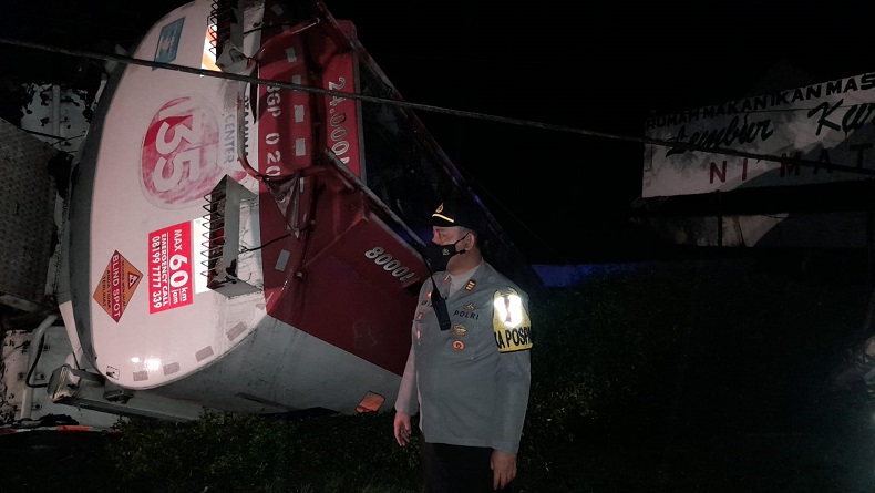 Rem Blong di Turunan RM Nikmat Sukabumi, Tangki BBM Tabrak Tiang Listrik lalu Masuk Kolam