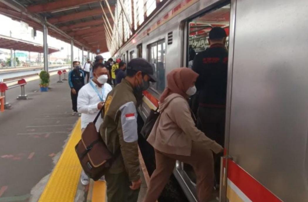KRL Pagi Penuh Sesak Lagi di Hari Pertama Masuk Kerja Usai Cuti Lebaran