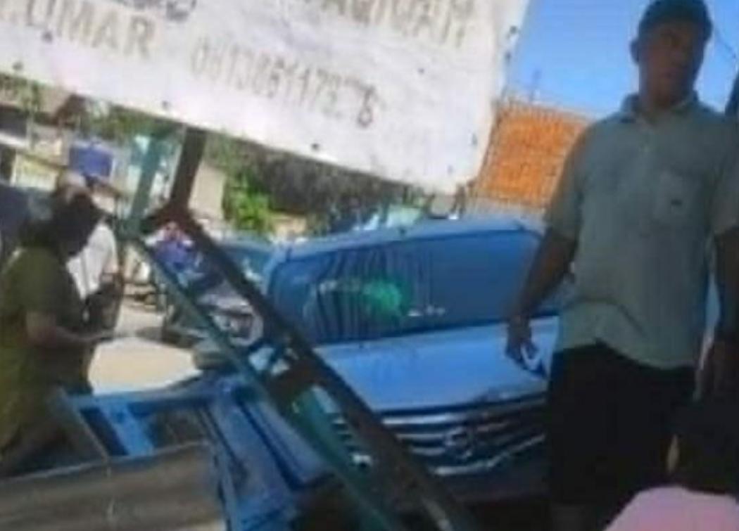 Viral Emak-Emak Panik Bawa Mobil, Tabrak Gerobak Bakso di Cimanggis Depok