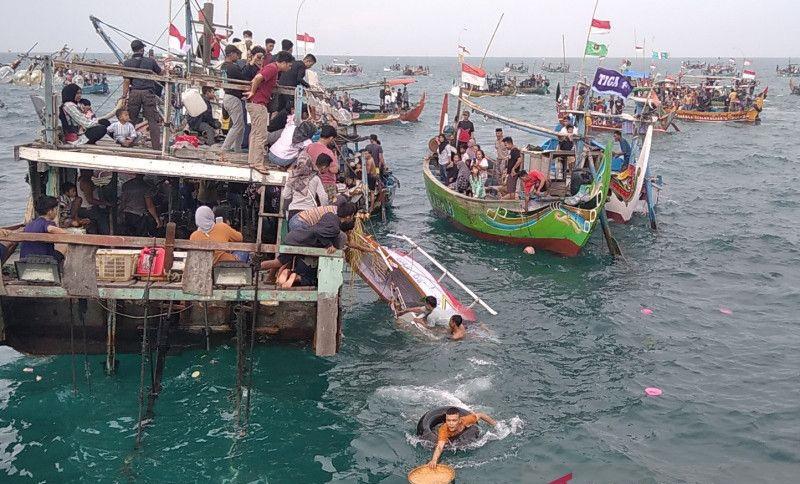 Meriahnya Tradisi Larung Kepala Kerbau di Jepara, Diikuti Ratusan Perahu Nelayan