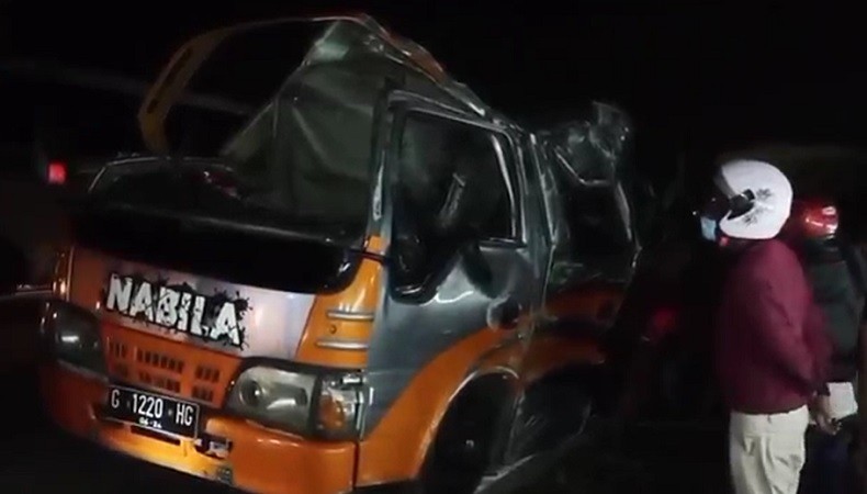 Mobil Travel di Jalur Pantura Diseruduk Bus lalu Dihantam Truk, 3 Penumpang Tewas