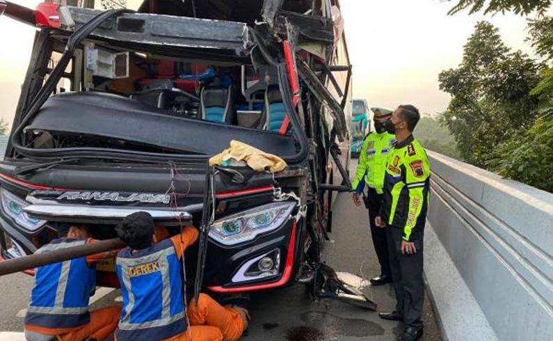  Ngeri, Tabrakan Beruntun 4 Bus, Mobil dan Truk di Exit Tol Karanganyar, 1 Tewas 12 Luka