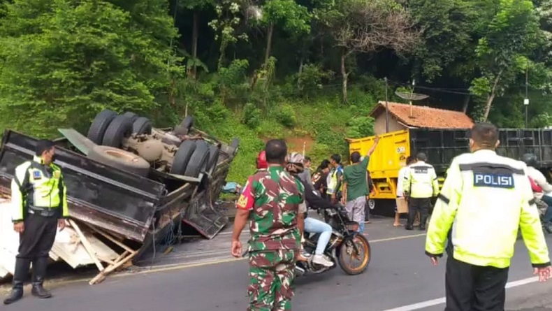 Ngeri, Truk Tronton Terguling dan Muatannya Timpa Minibus di Jalur Gentong Tasikmalaya