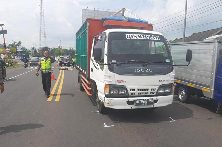 Senggol Truk, Pengendara Motor di Kulonprogo Tewas Tergilas 
