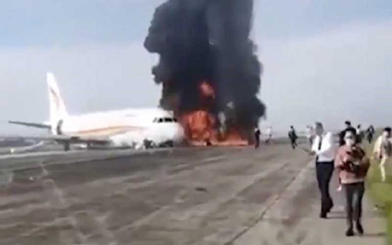 Pesawat Terbakar saat Lepas Landas, Semua Penumpang Selamat