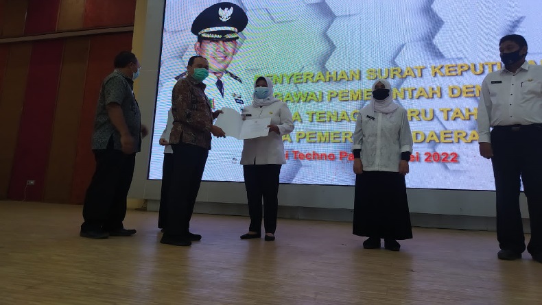 Kisah Guru Honorer di Cimahi, Nunggu 32 Tahun Diangkat PPPK, Nangis saat Terima SK