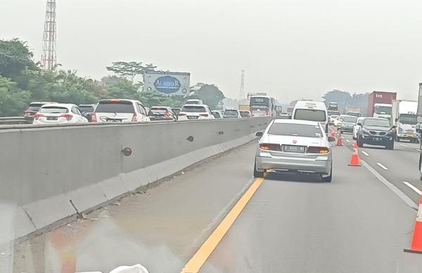 Polisi Terapkan Contra Flow di Tol Japek Arah Bandung gegara Macet Makin Parah
