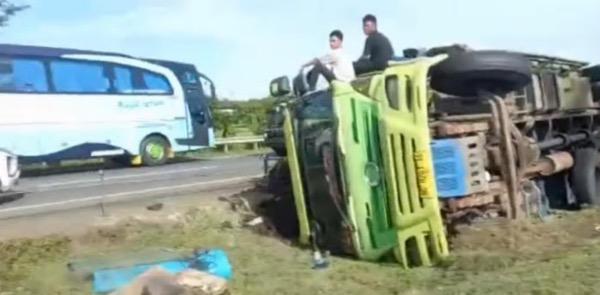 Kecelakaan Tunggal, Truk Terbalik di Tol Tangerang-Merak arah Jakarta gegara Pecah Ban