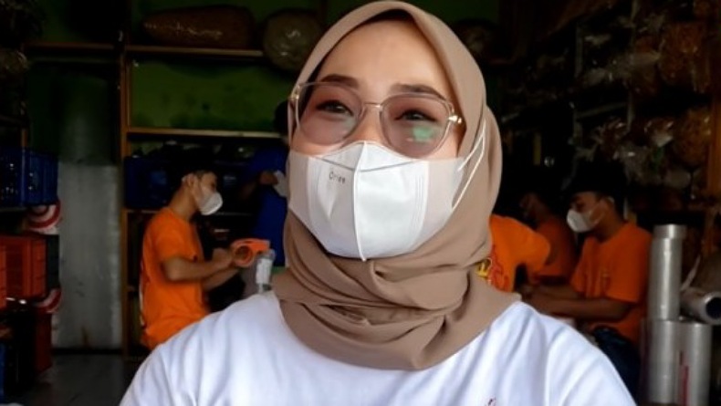 Gadis Cantik Ini Kantongi Omzet Rp100 Juta Sehari dari Bisnis Camilan