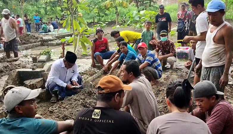 Hukum Menumpuk Jenazah dalam Satu Liang, Boleh atau Haram?
