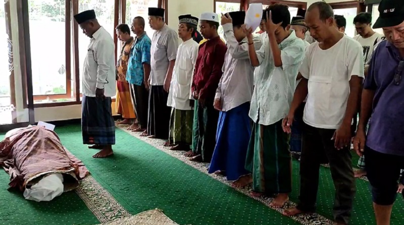 Tangis Sedih Iringi Kedatangan Jenazah Suami Istri Korban Laka Maut Tol Sumo 
